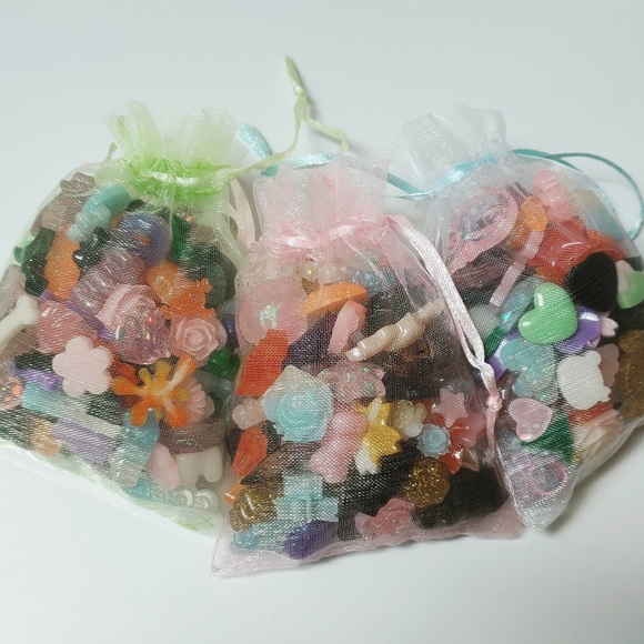 1 Bag (100 pcs) Mini-Small Resin Flatback Charms Cabochons Mix - Picture 5 of 5